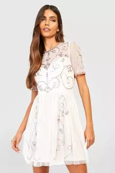 Бутиковое платье с украшением Boohoo, нюд