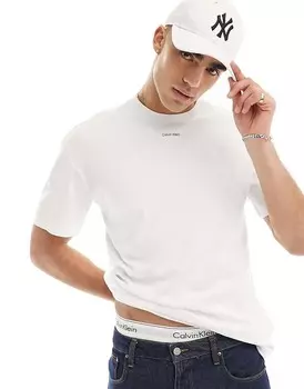 Calvin Klein – белая футболка с очень маленьким логотипом