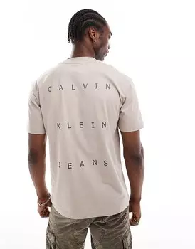 Calvin Klein Jeans – бежевая футболка свободного кроя с принтом на спине