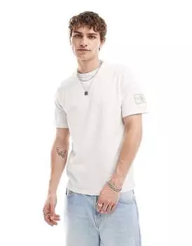Calvin Klein Jeans – кремово-белая футболка с нашивкой