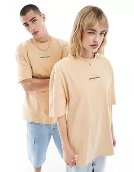 Calvin Klein Jeans Unisex — бежевая футболка оверсайз с логотипом — только на ASOS