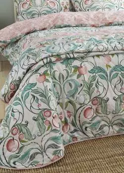 Catherine Lansfield Стеганое покрывало с цветочным принтом Clarence, серый