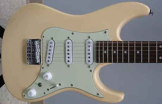 Цельнокорпусная электрогитара Ibanez AZES31-IV Essentials 2022 цвета слоновой кости