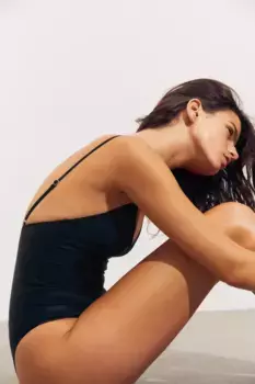 Цельный купальник с мягкими чашками H&M, черный