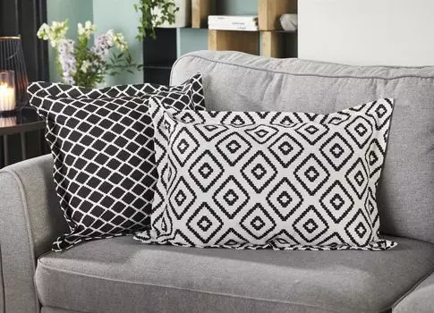 Чехол на подушку для улицы "White & Black" в бело-черном цвете, 60х40 см, стоячий шов, чехол на подушку водоотталкивающий, декоративный чехол на подушку для балкона и сада Dekoleidenschaft
