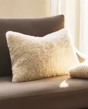 Чехол на подушку из искусственной овчины Zara Home, экрю