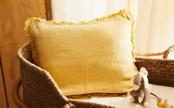 Чехол на подушку из стираного льна Zara Home, горчично-желтый