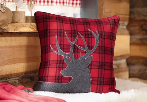 Чехол на подушку "Олень" красный/черный в клетку, с силуэтом серого оленя, 45х45 см, чехол на подушку Dekoleidenschaft