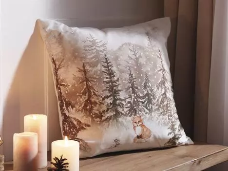 Чехол на подушку "Winter Fox" бежевый под лен, 45x45 см, чехол на подушку с принтом зимнего мотива, декоративный чехол на подушку со встроенной молнией Dekoleidenschaft