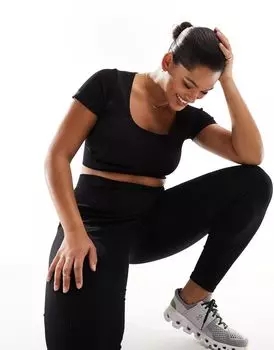 Черная бесшовная футболка в рубчик ASOS Curve Icon