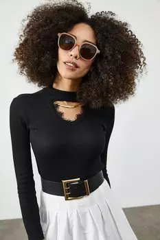 Черная блузка-бретелька с полуводолазкой и окном 2KXK2-45636-02 XHAN