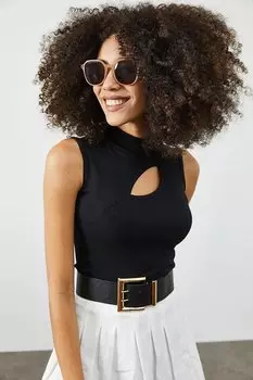 Черная блузка-бретелька с воротником-полуводолазкой и деталью на груди 2KXK2-45829-02 XHAN