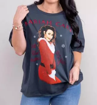 Черная футболка с надписью «All I Want For Christmas Merch» от Мэрайи Кэри DAYDREAMER
