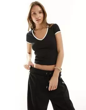 Черная футболка с V-образным вырезом и белой окантовкой Miss Selfridge