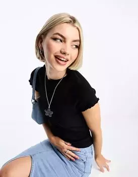 Черная футболка в рубчик со сборками по низу Noisy May