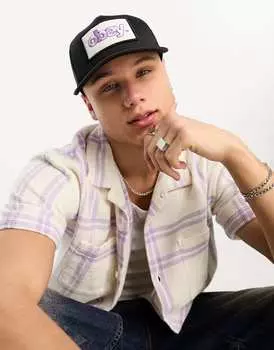 Черная кепка дальнобойщика с маркировкой Obey