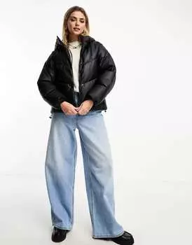 Черная куртка-пуховик из искусственной кожи с капюшоном Pull&Bear