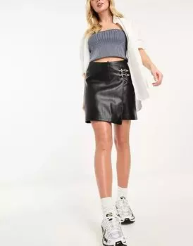 Черная мини-юбка из искусственной кожи с запахом и пряжкой River Island