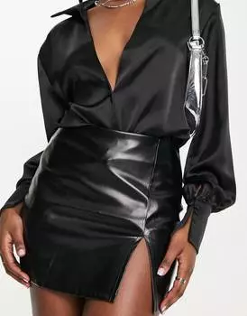Черная мини-юбка из искусственной кожи с разрезом ASOS DESIGN