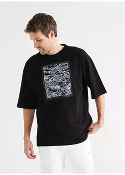 Черная мужская футболка с круглым вырезом с принтом Black On Black