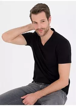 Черная мужская футболка с V-образным вырезом LIVIO Pierre Cardin, черный