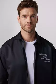 Черная мужская рубашка в стиле Relax Fit с застежкой-кнопкой с двойным карманом и принтом TUDORS