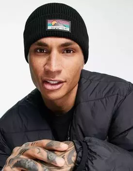 Черная шапка в рубчик в рубчик с резиновым логотипом ASOS