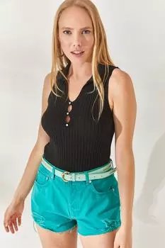 Черная трикотажная блузка в рубчик с воротником-поло и камнем Olalook, черный