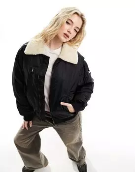 Черная утепленная куртка-бомбер с воротником из искусственной овчины Bershka