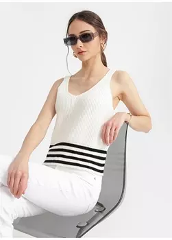 Черная женская блузка с V-образным вырезом Fabrika