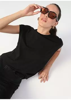 Черная женская футболка с круглым вырезом с принтом Black On Black