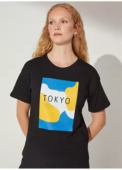 Черная женская футболка с круглым вырезом с принтом Fabrika