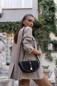 Черная женская сумка через плечо контрастного дизайна MADAMRA