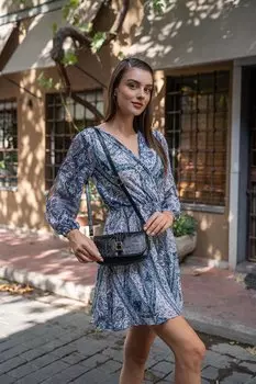 Черная женская сумка через плечо с пряжкой из лакированной кожи MADAMRA