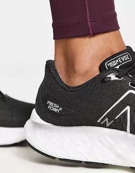 Черно-белые беговые кроссовки New Balance Evoz