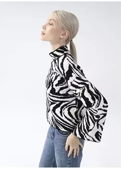 Черно-белый женский свитер с высоким воротником и узором Fabrika