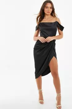 Черное атласное платье миди с открытыми плечами и сборками QUIZ Clothing