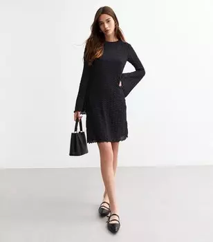 Черное фактурное мини-платье с плиссированной юбкой с расклешенными рукавами New Look, черный