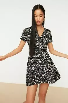 Черное мини-эластичное трикотажное платье с двубортным вырезом и принтом Trendyol, черный