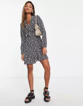 Черное мини-платье с запахом и оборками и цветочным принтом Only