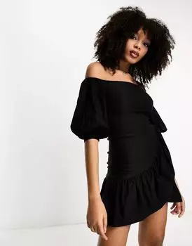 Черное мини-платье True Violet с вырезом кармен и оборками по низу