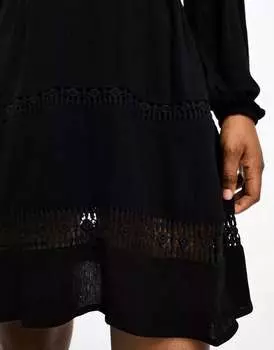 Черное плиссированное платье с кружевной вставкой и v-образным вырезом Pimkie