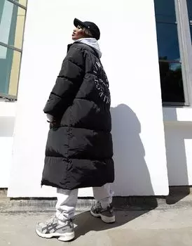 Черное стеганое длинное пальто с графическим принтом на спине ASOS DESIGN Weekend Collective