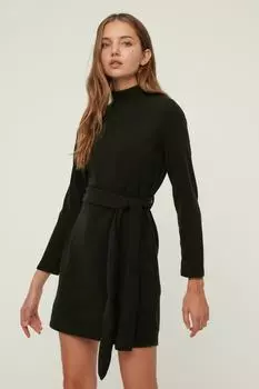 Черное трикотажное платье с высоким воротником и поясом TWOAW22EL2182 Trendyol, черный