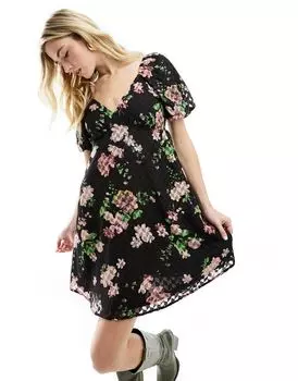 Черное укороченное платье с цветочным принтом и пышными рукавами деворе от Wednesday's Girl