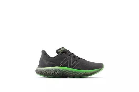 Черные кроссовки New Balance Evoz