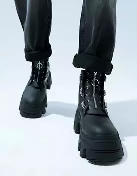 Черные массивные ботинки на шнуровке с серебряной монограммой ASOS DESIGN