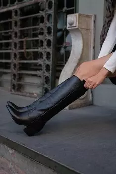 Черные женские ковбойские сапоги из натуральной кожи на каблуке и с вышивкой MADAMRA