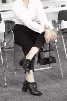 ЧЕРНЫЕ женские туфли из натуральной кожи с круглым носком на толстом среднем каблуке и резиновой подошве со шнуровкой 24071 GNDER(R)