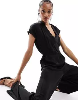 Черный комбинезон Vero Moda с высоким воротником и короткими рукавами
